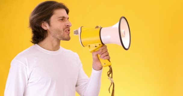 Homme en colère avec haut-parleur parlant émotionnellement de côté, criant ses revendications et exigences, vue de côté — Video
