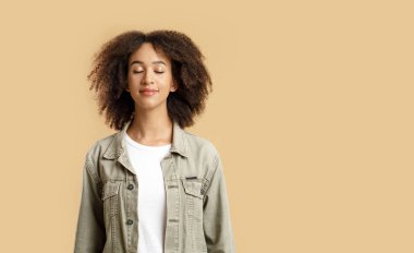 Meditasyon yapan, rahatlatan, barışçıl öğrenci blogcusu veya serbest çalışan