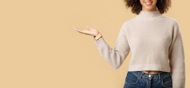 Reklamlara hayran ve memnun oldum. Kıvırcık saçlı neşeli Afro-Amerikalı erkek.