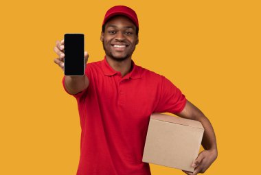 Siyah kurye cep telefonunu boş ekran ile gösteriyor.