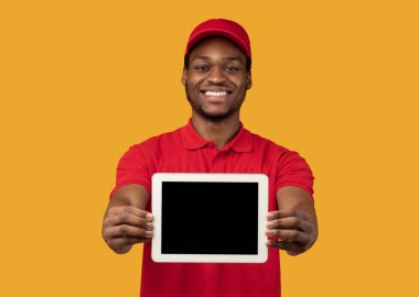 Siyah teslimatçı elinde boş ekranlı tablet tutuyor.