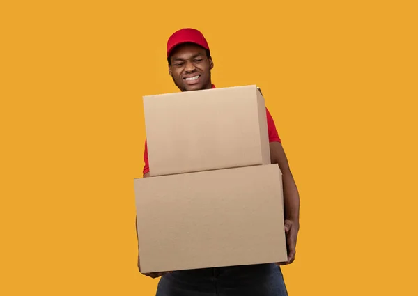 Negro repartidor hombre celebración pila de cajas — Foto de Stock