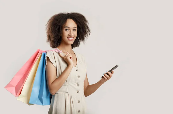 Compras durante las ventas de temporada y diversión. Alegre atractivo joven africano americano rizado hembra —  Fotos de Stock