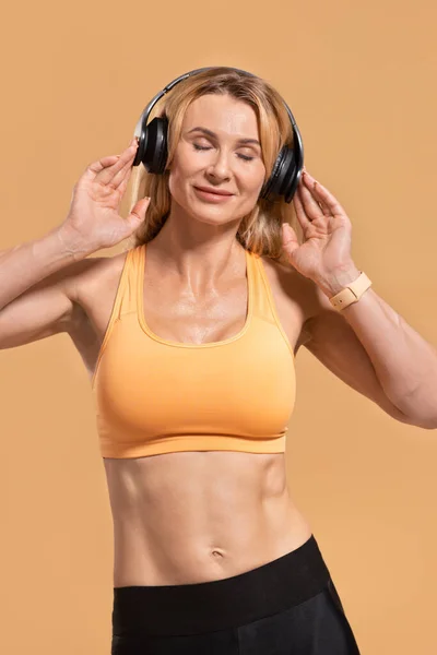 Enjoy music and exercise in middle age at home alone — Stock Photo, Image