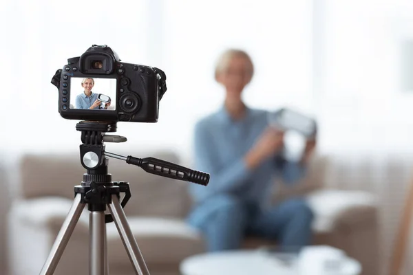 Sociala medier bloggare fotografering video översyn av VR-headset hemma, selektivt fokus på kamera med förhandsvisning skärm — Stockfoto