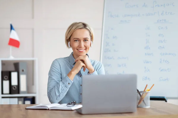 Leraar vreemde talen geeft online Franse les op laptop, met videogesprek of webconferentie met studenten — Stockfoto