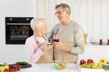 Aile Tatilini Mutfakta Kutlayan Şarap İçen Kıdemli Çift
