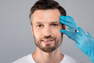 Orta yaşlı bir adamın göz bölgesi için doldurulması.