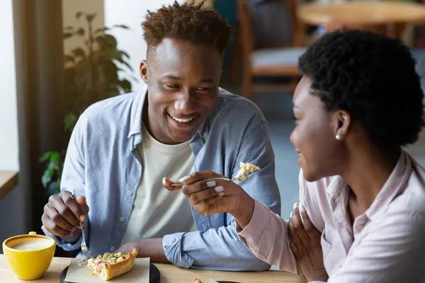 Romantic Valentines dinner. Loving black couple eating cake together at cafe, spending cozy moments with each oher — Stock Photo, Image