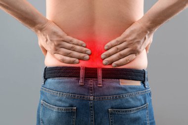 Sırtını ovuşturan tanınmayan bir adamın yakın çekimi.