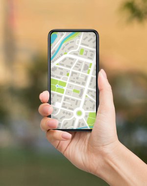 Şehir seyrüsefer. Mobil Haritalı Akıllı Telefon Kadın Elde Ekranda