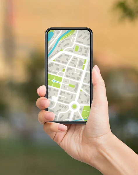 都市ナビゲーション。女性の手で画面上のモバイルマップとスマートフォン — ストック写真