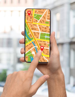 GPS Navigasyon Sistemi Uygulaması Akıllı Telefondan Erkek Ellerinde Açıldı