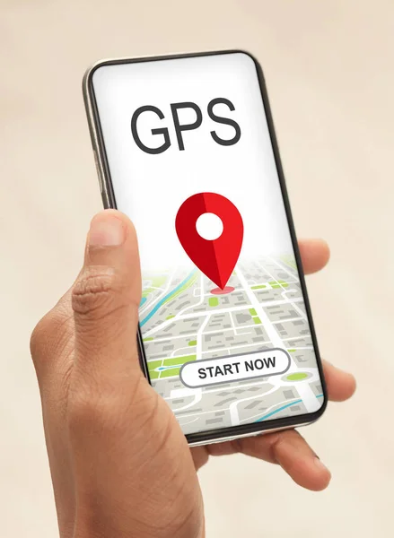 Сучасне застосування gps. Африканський американець користується смартфоном з додатком відстеження місця. — стокове фото