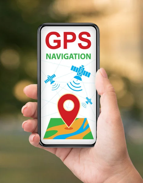 Navigation GPS. App avec système de suivi de géolocalisation sur smartphone à la main féminine — Photo