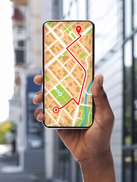 スマートフォンでのナビゲーション。Gpsアプリを使用して認識できないアフリカ系アメリカ人女性,コラージュ — ストック写真