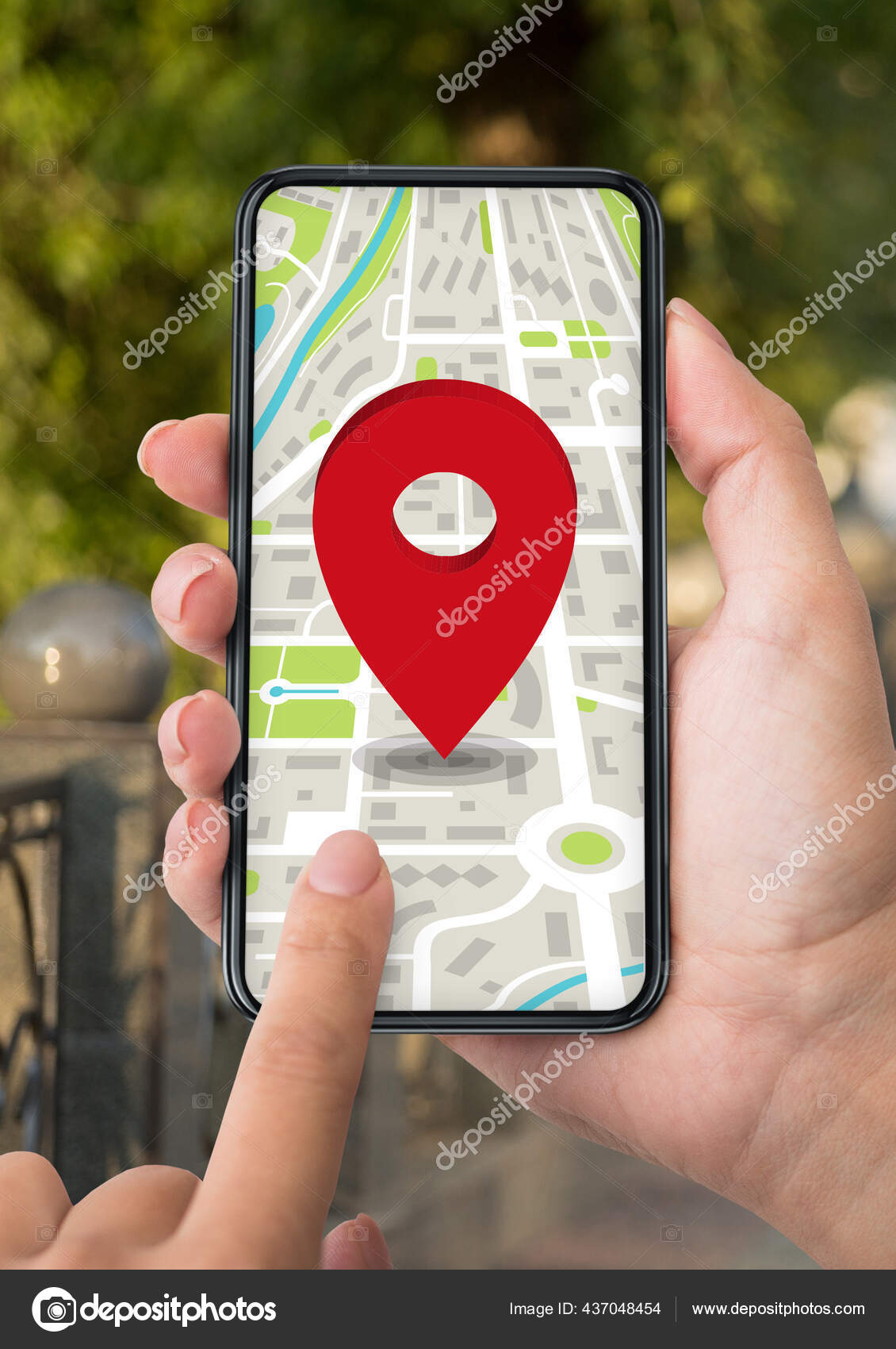 Aplicacion GPS. Mujer usando smartphone con mapa y localizador rojo en pantalla Foto de stock 437048454 Milkos