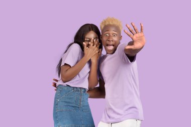 Korkmuş siyah çift, Violet stüdyosunun arka planında terör estiriyor.