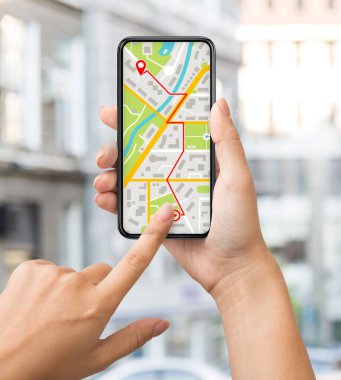 Smartphone 'da Kadın Ellerinde Sokak Haritası Açık Navigasyon Uygulaması