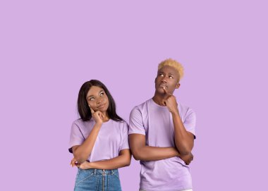 Yakışıklı siyahi adam ve kız arkadaşı, Leylak stüdyosunun arka planındaki boşluğa bakıp düşünüyorlar.