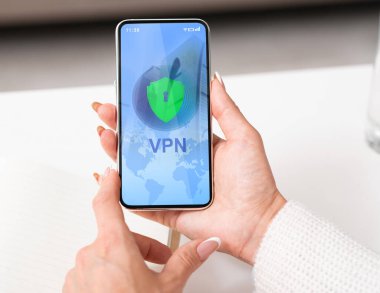 VPN Sanal Özel Ağ Uygulaması Kadın Ellerinde Akıllı Telefon 'da açıldı