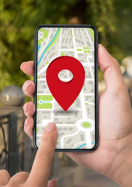 App GPS. Mulher usando smartphone com mapa e pinpoint vermelho na tela — Fotografia de Stock