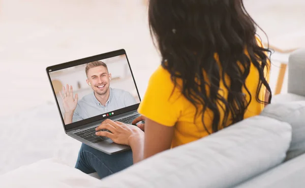 Коллаж с молодой черной женщиной разговаривает в Интернете со своим любимым мужчиной, делает видеозвонок, проводит конференцию в Интернете — стоковое фото