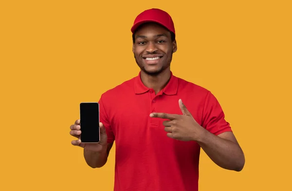 手持带有空白屏幕智能手机进行模拟的黑人送货人 — 图库照片