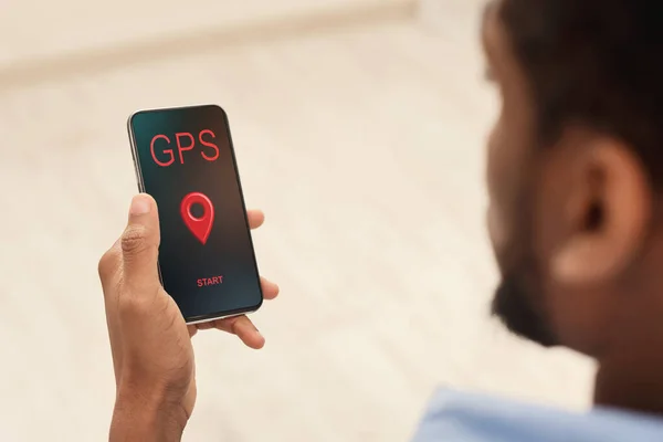 GPSアプリ。画面上で開いてナビゲーションアプリケーションとブラックマンホールディングスマートフォン — ストック写真
