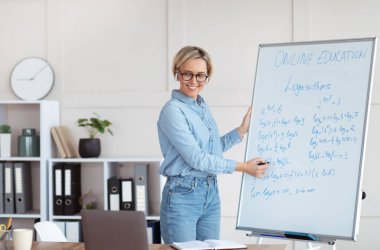 Koronavirüs sırasında uzaktan öğrenme. İnternet 'te kalkülüs dersi veren kadın üniversite öğretim görevlisi, online matematik dersi veriyor.