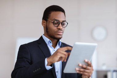 Dijital tablet kullanan ciddi bir siyah girişimci.