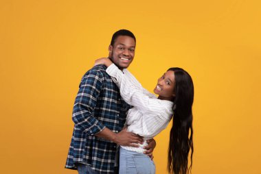 Neşelenin, buluşun, eğlenceli dans edin ve eğlenin.