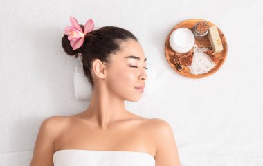 Aromaterapi seansı sırasında Güzellik Merkezi 'nde Doğal Kozmetikle Dinlenen Asyalı Kadın