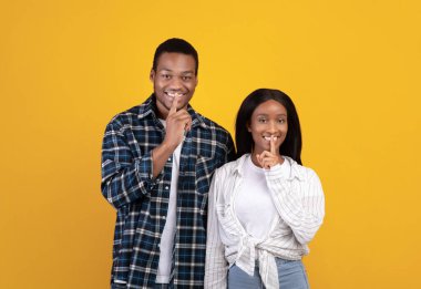 Sır tutmak, haberleri paylaşmak, dudaklar shhh jest ve özel bilgi