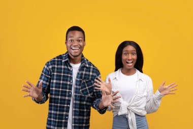 Ellerle neşeli dans, eğlence ve neşe duyguları