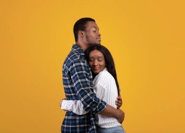 Çiftte romantik ilişki, aşk, olumlu duygusal ve mutluluk.