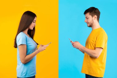 Cep telefonlarını kullanan genç bir çiftin portresi