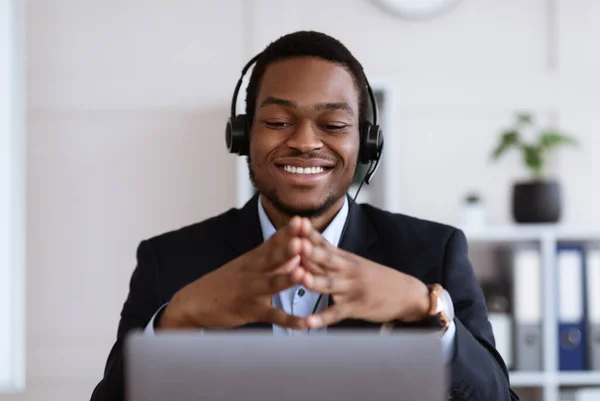 Close-up van de zwarte manager met headset met laptop, kantoorinterieur — Stockfoto