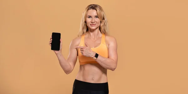 Moderne workout met apparaten, online app en site reclame — Stockfoto