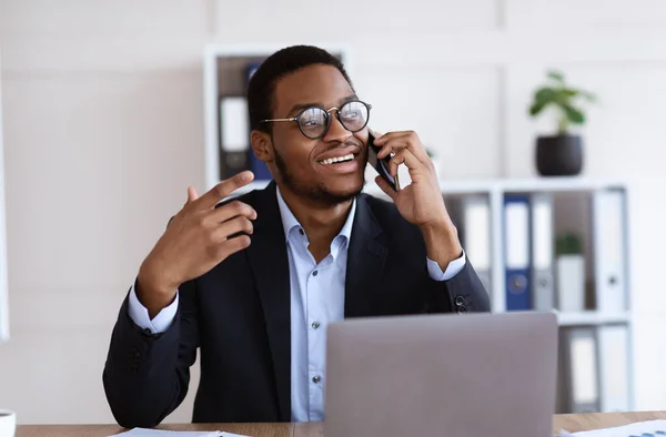 Me alegra que un hombre de negocios africano hable por celular en la oficina —  Fotos de Stock