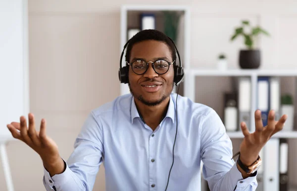 Portré afro-amerikai férfi headset beszél és gesztikulál — Stock Fotó