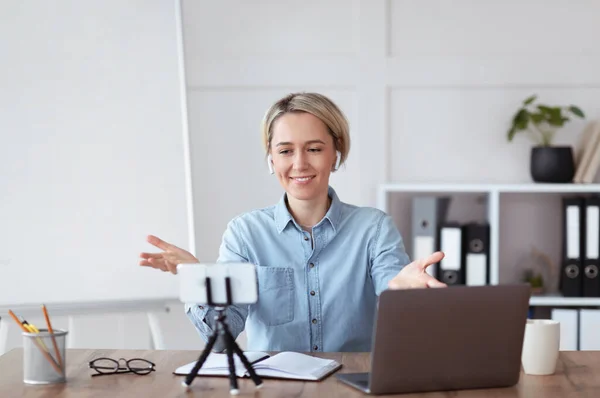 Amigable profesora dando clases en línea, teniendo videollamadas con estudiantes en smartphone desde casa, espacio para el diseño —  Fotos de Stock