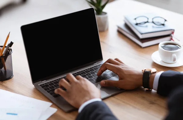 Africano homem de negócios mãos digitando no laptop com tela em branco — Fotografia de Stock