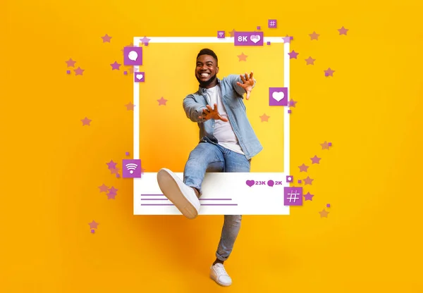 Chico afroamericano bailando y saltando fuera del marco de la foto sobre fondo amarillo, collage con reacciones en las redes sociales — Foto de Stock