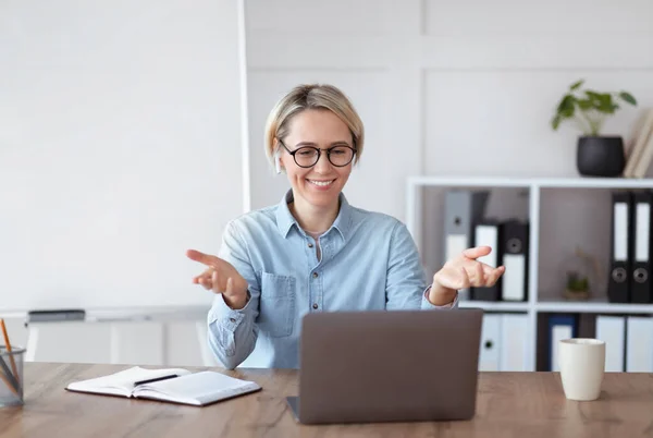 Online-Schulung während des Coronavirus. Lehrerin gibt Webinar, kommuniziert mit Schülern, Design-Attrappe — Stockfoto