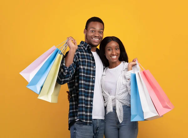 Grandes descuentos, ventas de temporada y adictos a las compras. Familia alegre sosteniendo muchas bolsas de compras de colores —  Fotos de Stock