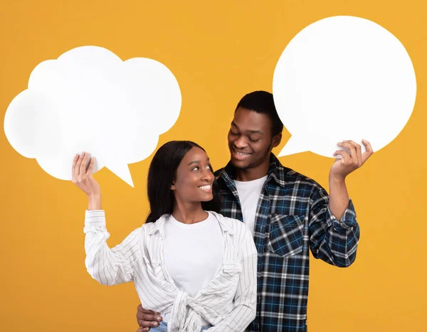 Couple, pensées masculines et féminines. Souriant jeunes étudiants afro-américains — Photo