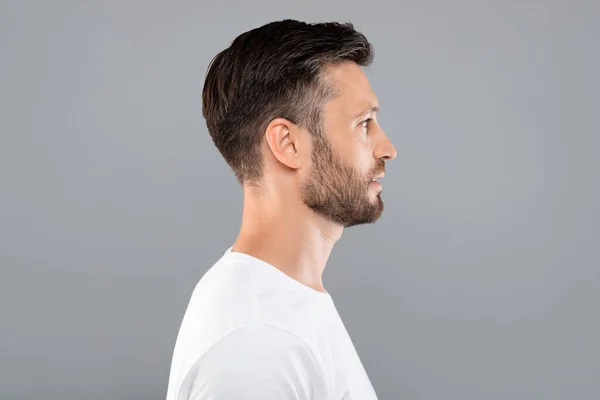 Retrato de perfil del hombre de mediana edad sobre fondo gris —  Fotos de Stock