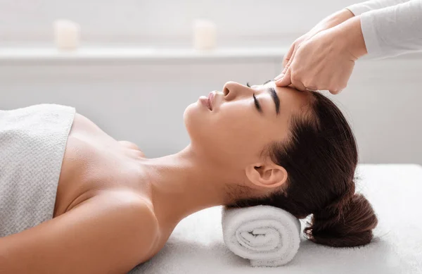 Young Asian Woman Receiving Professional Head And Face Massage At Spa Center — Stock Photo, Image