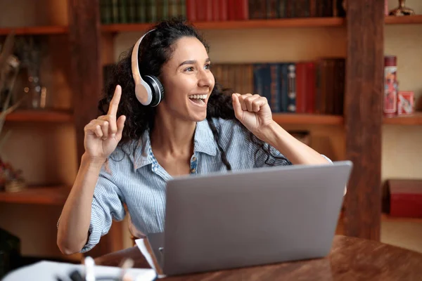 Mujer escuchando música en línea en auriculares y bailando —  Fotos de Stock